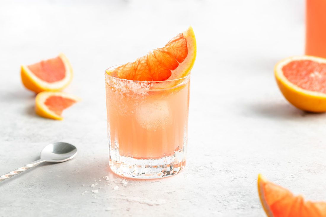 Pink-Paloma-3 Ein eiskalter Pink Paloma serviert in einem Tumbler mit Eiswürfeln und einem Salzrand als Garnitur.