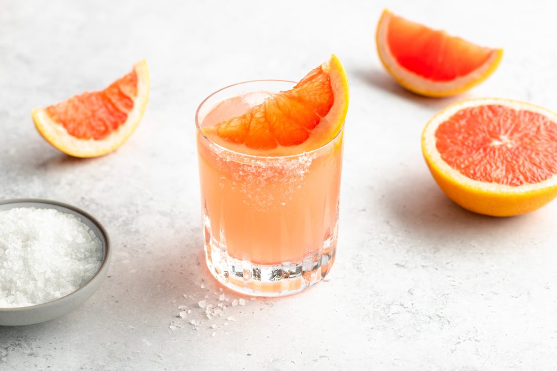 Pink-Paloma-5 Pink Paloma aus Grapefruit-Limonade, Tequila und Limettensaft im Tumbler mit Salzrand und Grapefruitscheibe.