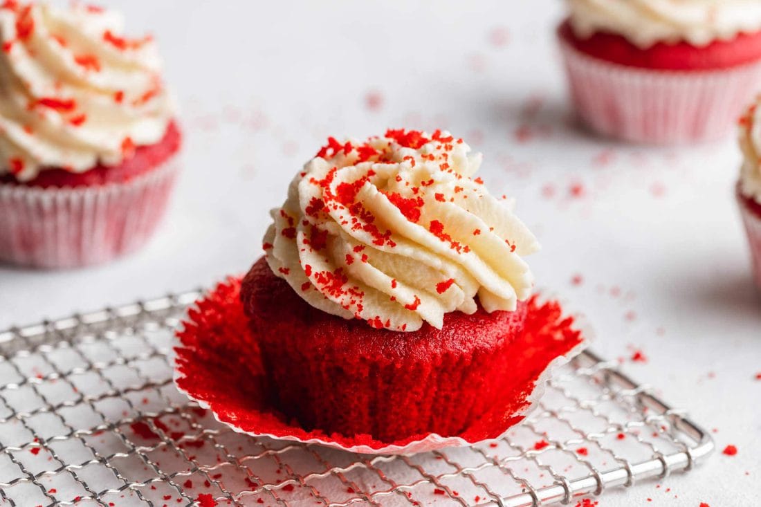 Nahaufnahme eines Red Velvet Cupcakes mit cremigen Frischkäse-Frosting.