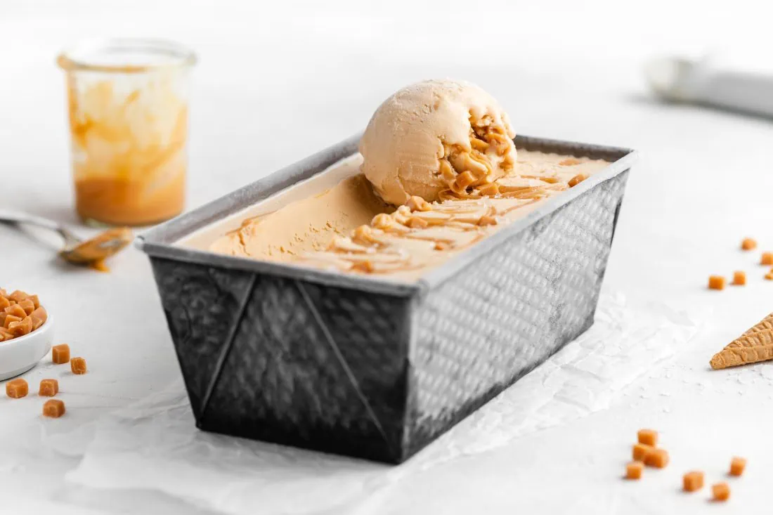 Salted Caramel Eis mit kleinen Karamellstücken in einer rechteckigen Form.