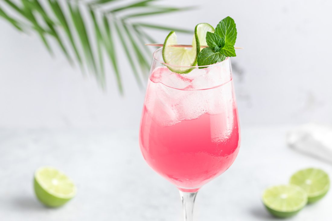 Sarti-Spritz-4 Ein Sarti Spritz aus Sarti Rosa, Prosecco, Mineralwasser und Limette serviert in einem Weinglas.