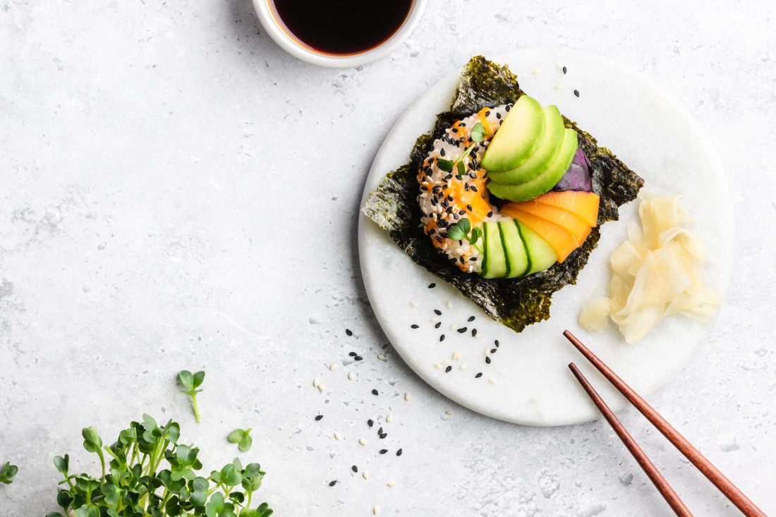 Ein bunter Sushi-Donut mit einem vegetarischen Belag als perfekte Alternative zu klassischem Sushi.