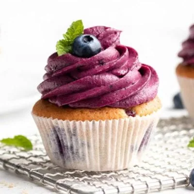 Ein Bild von einem Cupcake mit Frosting aus der Rezept-Kategorie Kuchentheke.