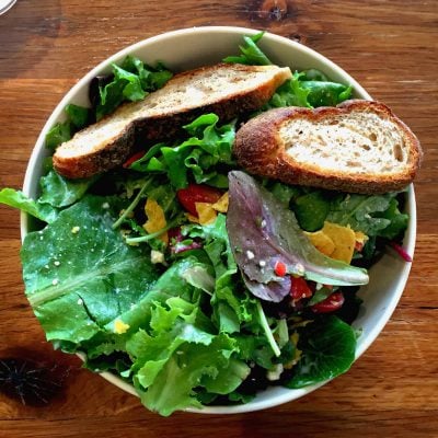 Gemischter grüner Salat mit Brot. Verlinkt auf Salat-Rezepte.