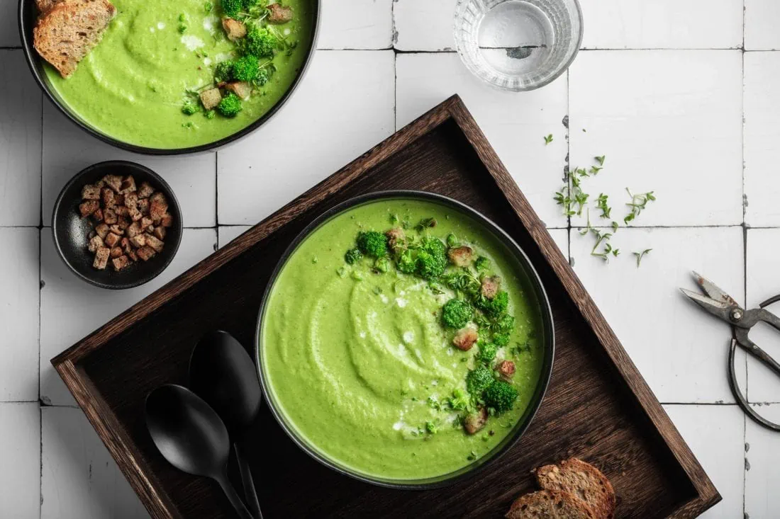 Zwei einfache und schnelle Brokkolicremesuppe mit Sahne und Croûtons garniert.
