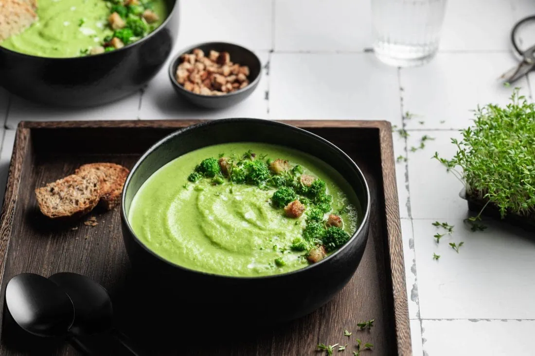 Einfache und schnelle Brokkolicremesuppe mit Sahne serviert in einer schwarzen Schüssel.